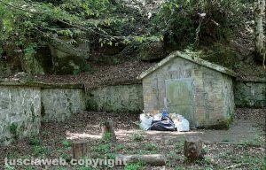 Soriano - I rifiuti davanti la fontana Acquaspasa