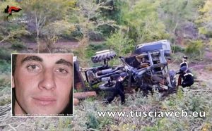 I carabinieri sul luogo dove si è ribaltato il trattore (nel riquadro Botan Dumitru)
