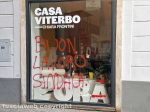 La scritta al comitato di Chiara Frontini, con la parola "fascista" già cancellata