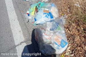 Viterbo - Rifiuti abbandonati lungo la Cassia nord