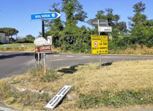 La segnaletica divelta su strada provinciale Bagnorese