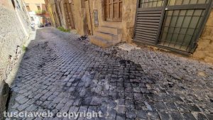 Viterbo - Via Sacchi - I resti del motorino bruciato