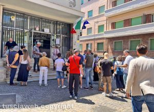 Viterbo - Elettori al seggio del liceo Buratti