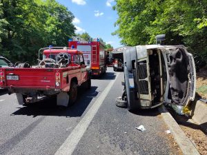 Furgone si ribalta sulla superstrada