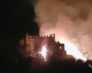 Tuscania - Incendio lambisce palazzo del Rivellino