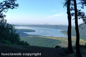 Il lago di Vico visto dal belvedere dei deltaplani