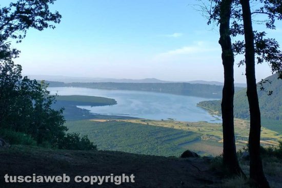 Il lago di Vico visto dal belvedere dei deltaplani