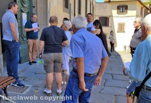 Viterbo - Fila all'anagrafe di piazza Fontana Grande