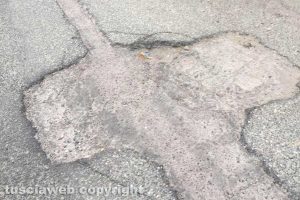Viterbo - Manto stradale dissestato in via Dalmazia