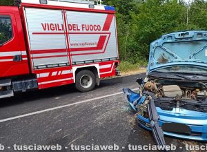 Auto fuori strada, 54enne incastrato tra le lamiere