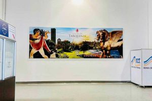 Civitavecchia - Al terminal Amerigo Vespucci un pannello con le immagini di Tarquinia