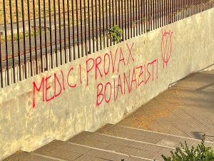 Scritte sul muro dell'ambulatorio a Centocelle