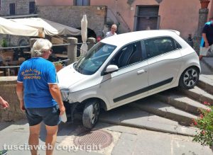 Montefiascone - L'auto nella scalinata di largo Plebiscito