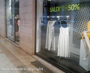 Saldi - Vetrine dei negozi