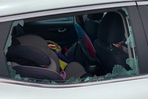 Tarquinia - Una delle auto danneggiate al lido