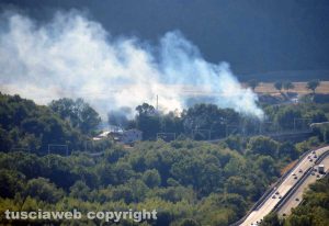 Bomarzo - Incendio vicino alla ferrovia e all'autostrada