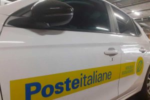 Una delle nuove auto Hybrid di Poste italiane