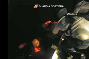 Gallipoli - Peschereccio affondato - Il salvataggio della guardia costiera