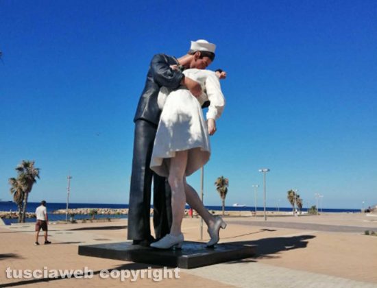 Civitavecchia - La statua del bacio