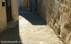 Viterbo - La pulizia di via San Rocco fatta da un cittadino