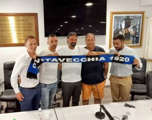 Civitavecchia calcio - Al centro mister Alessio Bifini