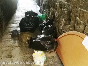 Viterbo - Un letto e sacchi di spazzatura in via delle Caiole
