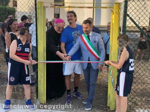 Inaugurazione del campo Enzo Brunelli - Il taglio del nastro - Il vescovo Romano Rossi, Federico D'Ubaldo e il sindaco Luca Giampieri