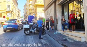 Viterbo - Anziano entra all'Inps e minaccia di darsi fuoco - La polizia sul posto