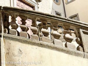 Viterbo - La chiesa e la balaustra di Santa Maria del Poggio