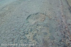 Viterbo - Buche in via Fortunato Del Tavano