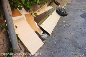 Viterbo - Gli oggetti accatastati tra via Monte Asolone e piazza Crispi