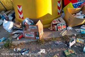 Viterbo - Rifiuti nell'isola ecologica Rinaldone