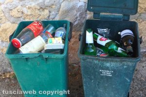 Un contenitore per la raccolta del vetro