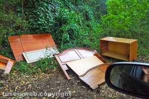 Viterbo - I mobili scaricati in strada Vallalta