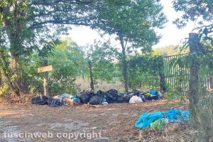 Viterbo - Rifiuti lungo strada Romana