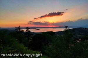 Il lago di Bolsena al tramonto