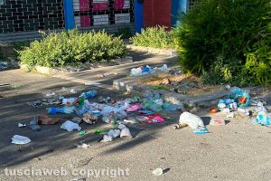 Viterbo - Rifiuti a terra in via Genova