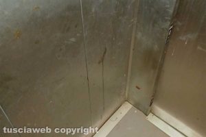 Viterbo - Incuria nell'ascensore del cimitero