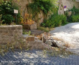 Viterbo - Muretto crollato in via Faul