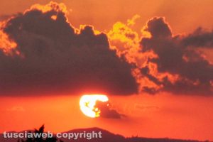 Nuvola a forma di strega sul sole