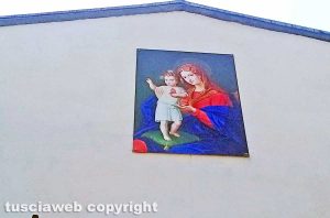 Montefiascone - L'entrata del cimitero vecchio - L'immagine della Madonna con il bambino sul cancello d'ingresso