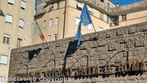 Le bandiere all'ingresso della ferrovia Viterbo -Civita Castellana - Roma