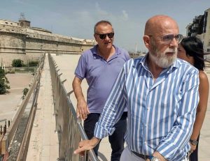 Civitavecchia - Il sindaco Tedesco e l'assessore D'Ottavio (Lavori pubblici) sulla terrazza Guglielmi