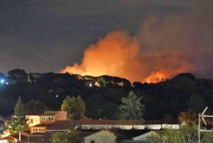 L'incendio divampato ieri pomeriggio nell'area della faggeta di Oriolo