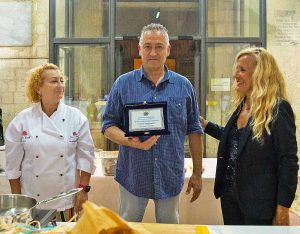 Da sinistra la chef Vittoria Tassoni, il vincitore Giuseppe Rutigliano e la presidente del Lions Club Tarquinia Laura Voccia