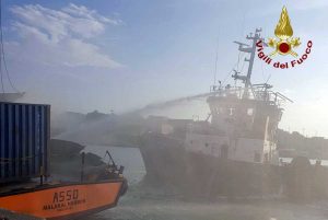L'intervento dei vigili del fuoco nel porto di Crotone