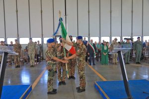 Passaggio della bandiera di guerra tra il Colonnello Bolla, cedente e il Colonnello Rapposelli, subentrante