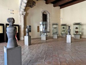 Le opere di Attilio Quintili nella sala dei Capolavori del museo archeologico nazionale di Tarquinia