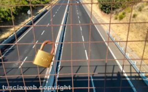 Viterbo - Un lucchetto sul viadotto in strada Capretta