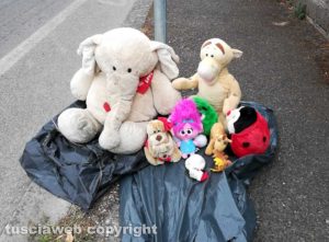 Viterbo - Peluches abbandonati in via Vico Squarano
